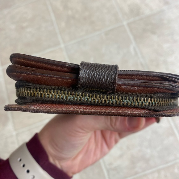 Louis Vuitton authentic bi fold wallet with coin zipper - Picture 11 of 13